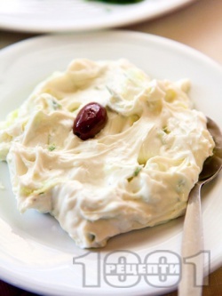 Гръцка салата Дзадзики (Цацики) от цедено кисело мляко, краставици, чесън и копър - снимка на рецептата